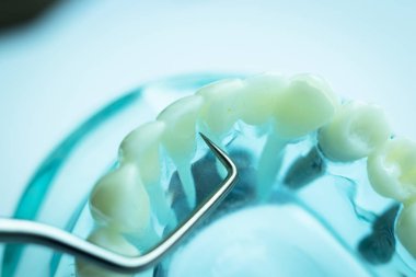 Titanyum metal diş hekimi temizlik dişler plak ve çürüme kaldırmak için araç almak.