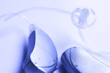 Sağır ve har işitme yardımcı olmak için dijital modern teknoloji işitme cihazı.