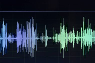 Ses ses dalgası stüdyo bilgisayar programı ekran gösterimleri ses dublaj vokal kaydı gelen ekranda düzenleme.