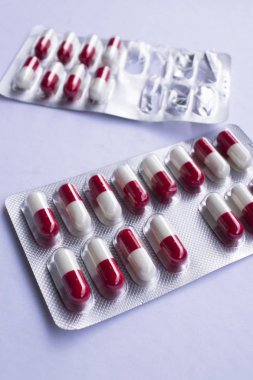 Tıbbi reçete uyuşturucu hap Vakumlu Ambalaj kırmızı ve beyaz ilaç kapsül.