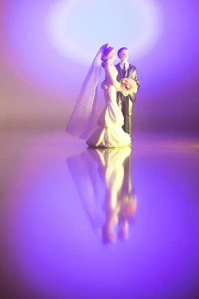 Düğün Çifti Pasta Üstte Plastik Figürler Smokin Gece Elbisesi Beyaz — Stok fotoğraf