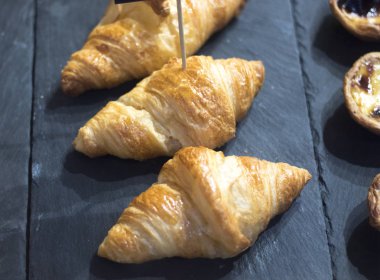 Taze pişmiş kruvasanlar fırın ekmek Dükkan Satılık Mağaza.