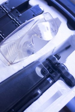 Yumuşak hava tabancası oyuncak plastik silah setini yeni ve koruyucu gözlükler.