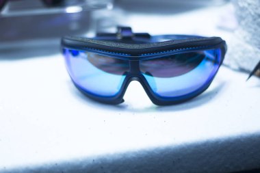 Mağaza Vitrini satışında yansıma kayak ve snowboard dükkanı gözlük anti modern yüksek teknoloji.