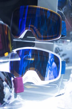 Mağaza Vitrini satışında yansıma kayak ve snowboard dükkanı gözlük anti modern yüksek teknoloji.