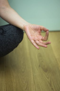 Asana poz mudra el duruş ile öğretim kadın eğitmeni yoga öğretmeni.