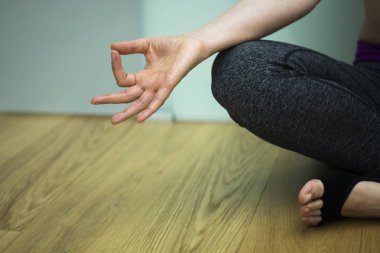 Asana poz mudra el duruş ile öğretim kadın eğitmeni yoga öğretmeni.