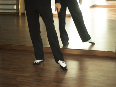 Erkek balo salonu dans salsa dans eğitmenleri adam okul prova odasında dans