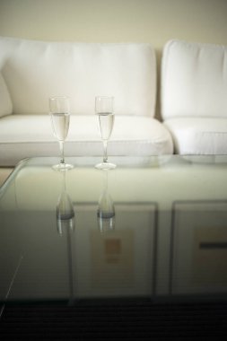 Lüks modern otel odası yatak odası yatak odası, yatak, çarşaf, yastık temiz ve misafirler için hazır..