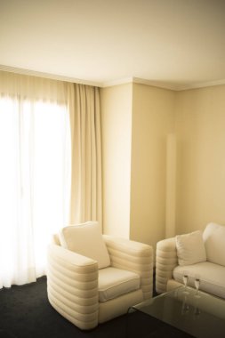 Lüks modern otel odası yatak odası yatak odası, yatak, çarşaf, yastık temiz ve misafirler için hazır..