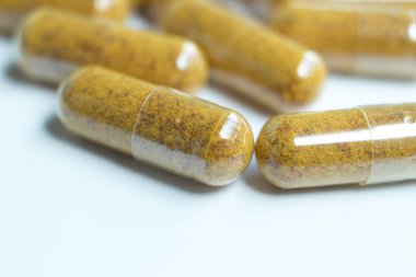 Sağlıklı bir yaşam için multi vitamin ve mineral doğal sağlık gıda takviyesi hapları.