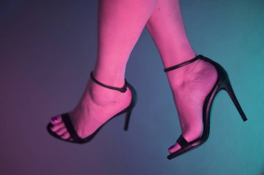 Uzun ince bacaklar ve ayaklar yüksek topuk stiletto ayakkabı ile seksi genç bayan.