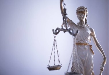 Avukatlar ofiste pullarla kör tanrıçası Themis hukuk office yasal adalet heykeli.