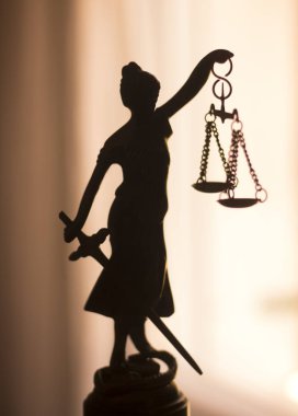 Avukatlar ofiste adalet tanrıçası themis ile yasal hukuk firması bronz heykeli ölçekler.