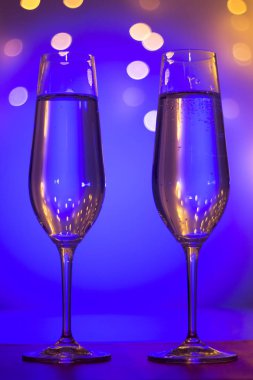 Gece kulübünde parti çubuğunda Ibiza İspanya ışıkların düğün sırasında prosecco kava bardak şampanya köpüklü şarap.