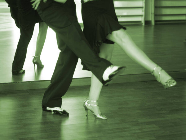 Инструкторы танцевальной сальсы мужская и женская пара танцуют в классной репетиционной комнате