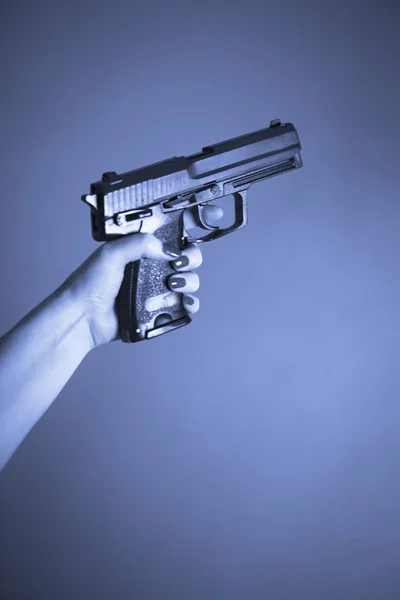 Pistola Mano Mujer Con Pistola Automática — Foto de Stock