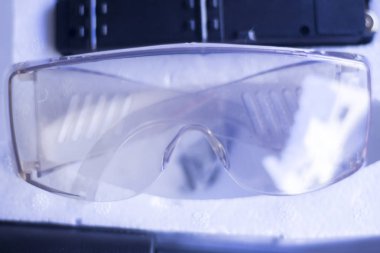 Yumuşak hava tabancası oyuncak plastik silah setini yeni ve koruyucu gözlükler.