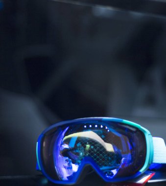 Mağaza Vitrini satışında yansıma kayak ve snowboard dükkanı gözlük anti modern yüksek teknoloji.