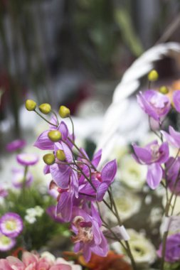 Çiçekçi dükkanı kesme çiçek buket sepet aranjman.