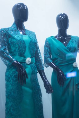 Gelin dükkanı kukla kadın Konuk manken mağaza renk resmi uzun parti elbise ile.