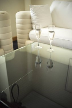 Lüks modern otel odası yatak odası yatak odası, yatak, çarşaf, yastık temiz ve misafirler için hazır..