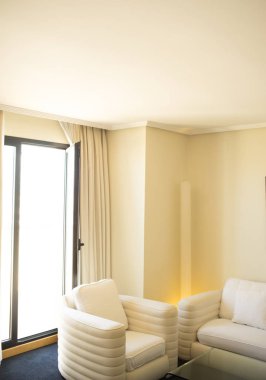 Lüks modern otel odası yatak odası yatak odası, yatak, çarşaf, yastık temiz ve misafirler için hazır..