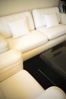 Lüks modern otel odası yatak odası yatak odası, yatak, çarşaf, yastık temiz ve misafirler için hazır..