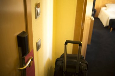 Lüks modern otel odası yatak odası yatak odası, yatak, çarşaf, yastık temiz ve misafirler için hazır..