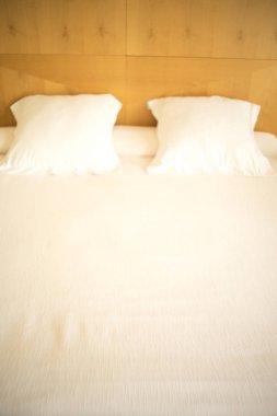 Lüks modern otel odası yatak odası yatak odası, yatak, çarşaf, yastık temiz ve misafirler için hazır..