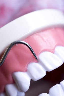 Titanyum metal diş hekimi temizlik dişler plak ve çürüme kaldırmak için araç almak.