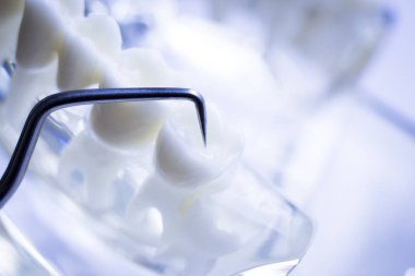 Titanyum metal diş hekimi temizlik dişler plak ve çürüme kaldırmak için araç almak.