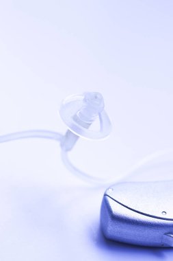 Sağır ve har işitme yardımcı olmak için dijital modern teknoloji işitme cihazı.