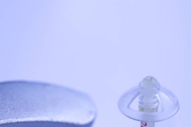 Sağır ve har işitme yardımcı olmak için dijital modern teknoloji işitme cihazı.