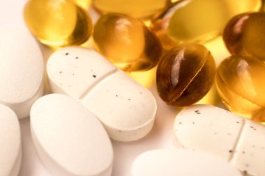 Morina karaciğer yağı kapsülleri ve vitamin mineral sağlık doğal ek hapları balık.