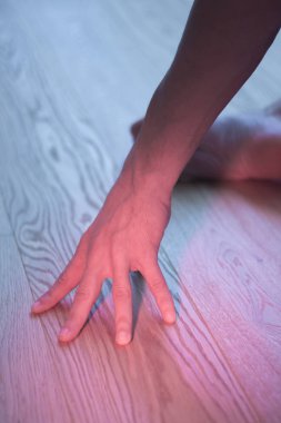 Yoga hocası el Mudra Asana ile meditasyon yapıyor..