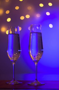 Gece kulübünde parti çubuğunda Ibiza İspanya ışıkların düğün sırasında prosecco kava bardak şampanya köpüklü şarap.