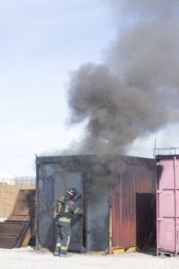 İtfaiyeci tarafından yangın alevleri koyarak pratik matkaplar benzetimini yapmak için itfaiye firefighter eğitim cihazları.