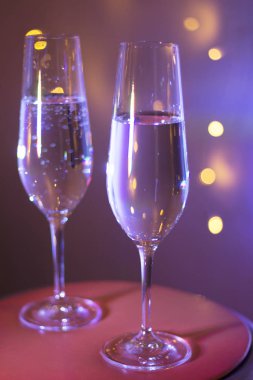 Discotque parti çubuğunda Ibiza İspanya ışıkların düğün sırasında prosecco kava bardak şampanya köpüklü şarap.