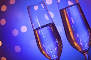 Discotque parti çubuğunda Ibiza İspanya ışıkların düğün sırasında prosecco kava bardak şampanya köpüklü şarap.