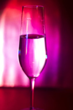 Discotque parti çubuğunda Ibiza İspanya ışıkların düğün sırasında prosecco kava bardak şampanya köpüklü şarap.