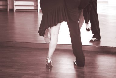 Balo salonu dans birkaç dansçılar ve prova dans stüdyosu okulda öğretmenler.