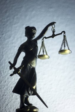 Avukatlar ofiste adalet tanrıçası themis ile yasal hukuk firması bronz heykeli ölçekler.