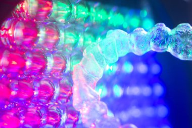 Görünmez diş hizmetli ortodontik parantez. Diş hizalamayı düzeltmek için plastik modern straighterners.