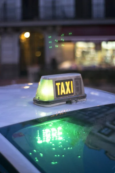 City Street Madrid Spanien Taxi Ljus Nattetid Lyser Grön Gratis — Stockfoto