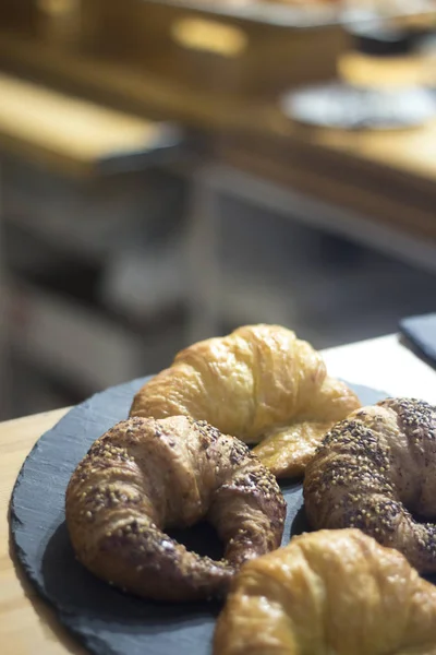 Frisch Gebackene Croissants Der Bäckerei Laden — Stockfoto