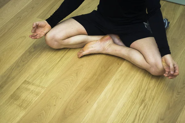 Profesor Yoga Instructor Masculino Enseñando Pose Asana Con Postura Mano —  Fotos de Stock