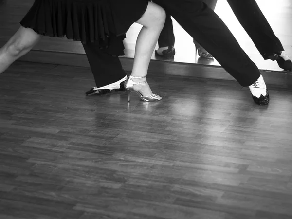 舞厅舞萨尔萨舞蹈教练男女舞伴在Shcool彩排室跳舞 — 图库照片