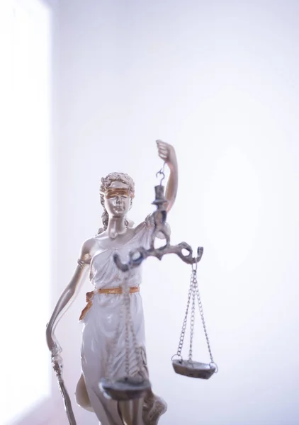 Anwaltskanzlei Rechtsgerechtigkeit Statue Der Blinden Göttin Themis Mit Waage Anwaltsbüro — Stockfoto