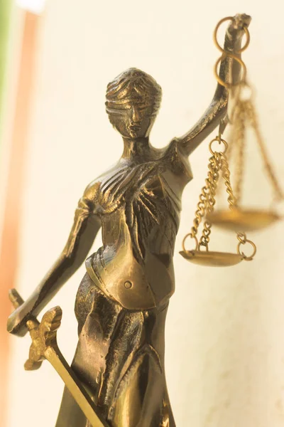 与女神忒弥斯的法律公司铜像鳞片的司法律师办公室 — 图库照片